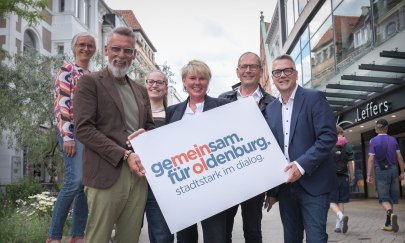 Geschäftsführerin Silke Fennemann, 2. Vorsitzender Stefan Dieker, Friederike Töbelmann (Geschäftsstelle des Vereins), Maike Kuhnt (Mitglied des Vorstands), Helmut Jordan (Mitglied des Vorstands) und Christoph Baak (1. Vorsitzender). stellten am 8. Juli 2024 den neuen Verein "Gemeinsam für Oldenburg e.V. (GfOL)" vor, der aus der Fusion des Verkehrsvereins und des City-Management hervorgegangen ist. 