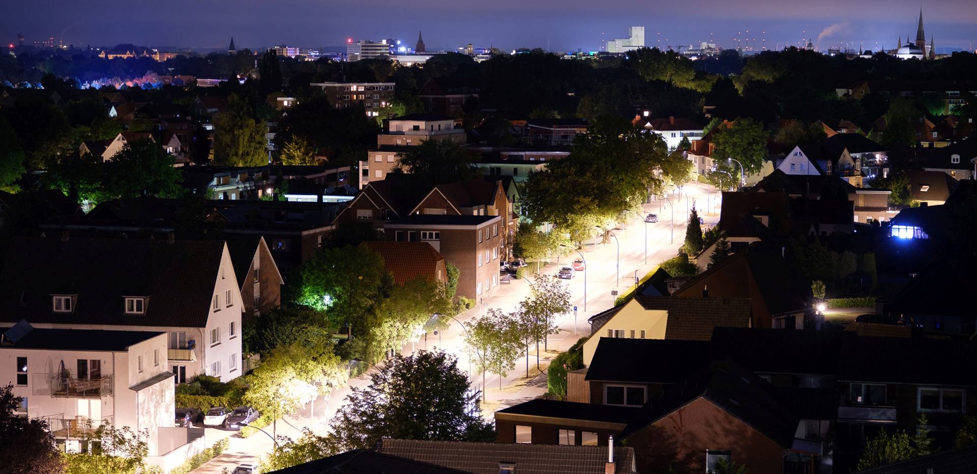 Nachtaufnahme Oldenburg mit erleuchteter Straße 