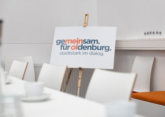 Bild mit Logo des Vereins Gemeinsam für Oldenburg auf Staffelei