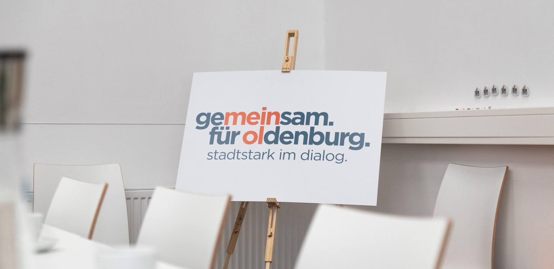 Bild mit Logo des Vereins Gemeinsam für Oldenburg auf Staffelei