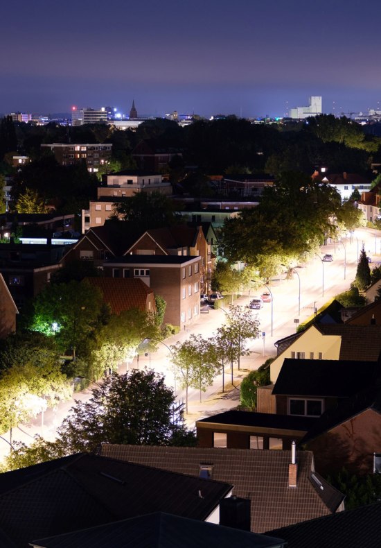 Nachtaufnahme Oldenburg mit erleuchteter Straße 